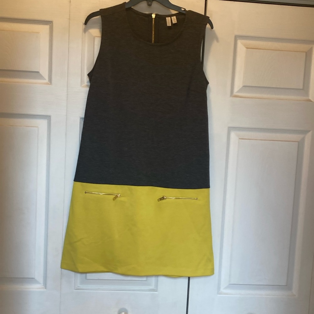Cute sunshine ☀️ yellow and gray dress. Size small with gold zipperes